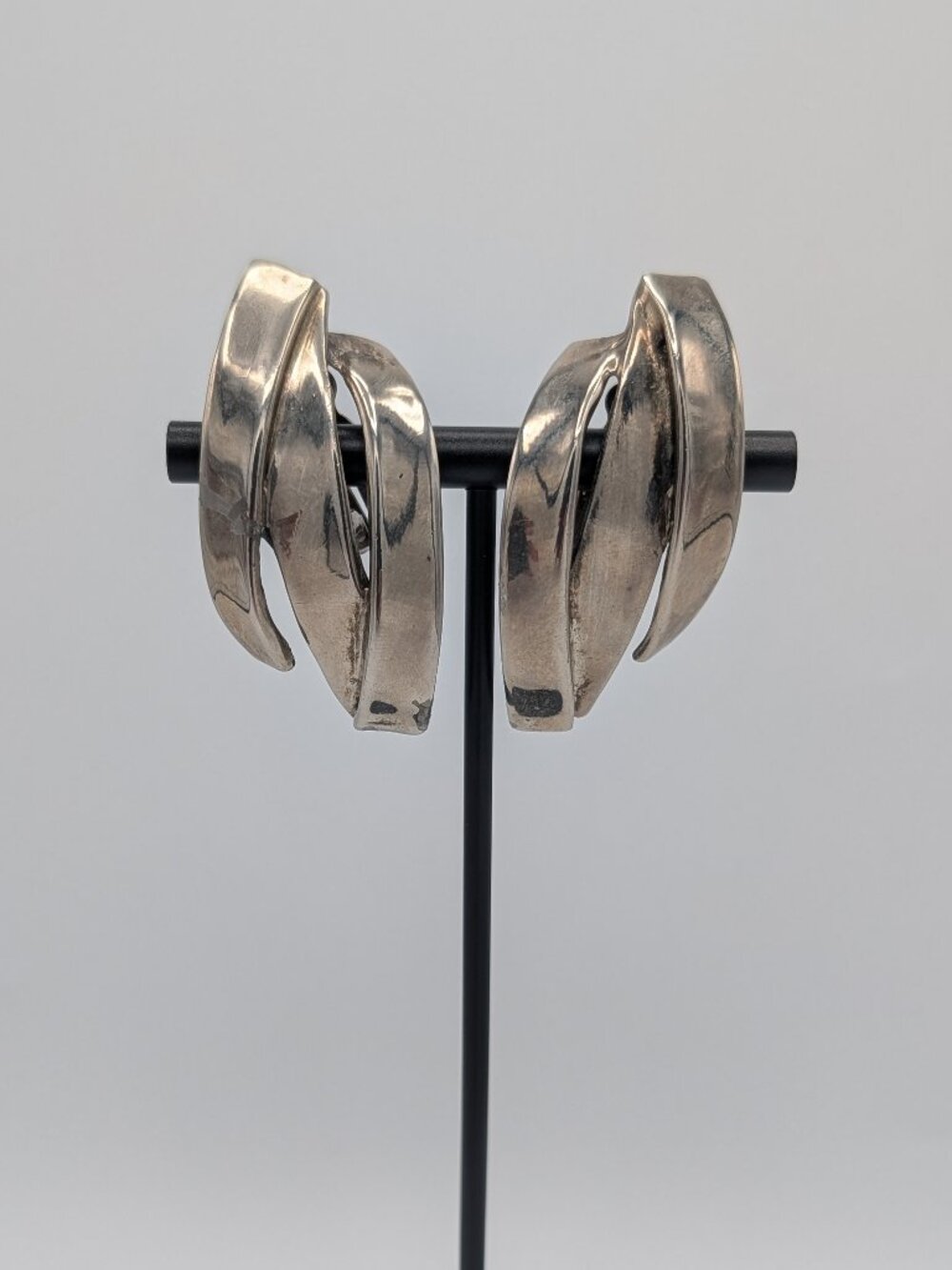 Vintage 1970s Brutalist Silver Tone Sculptural Ribbon Shield Clip On Earrings